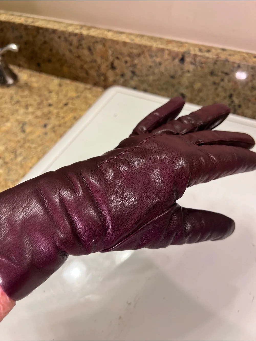 Women’s Size Medium Leather Gloves in burgundy with a cashmere lining
